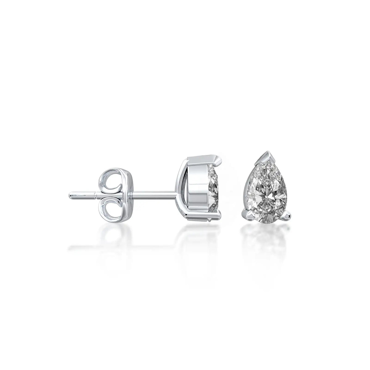 From engagements to everyday elegance, Lian 涟 pear cut diamond studs are designed with women in mind.