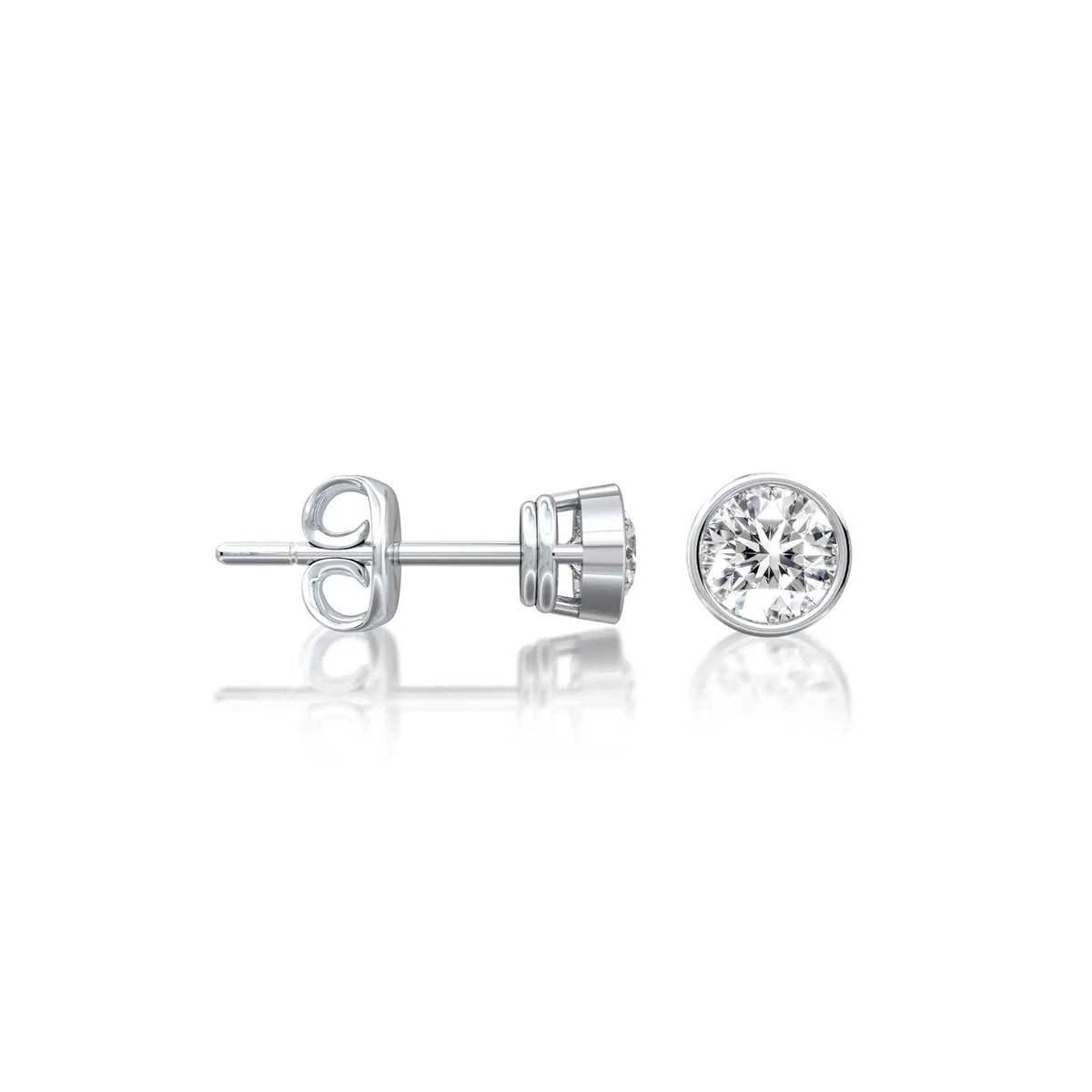 Fortune Jewelry's Yuan 圆 stud earrings feature a secure push back closure for everyday comfort.