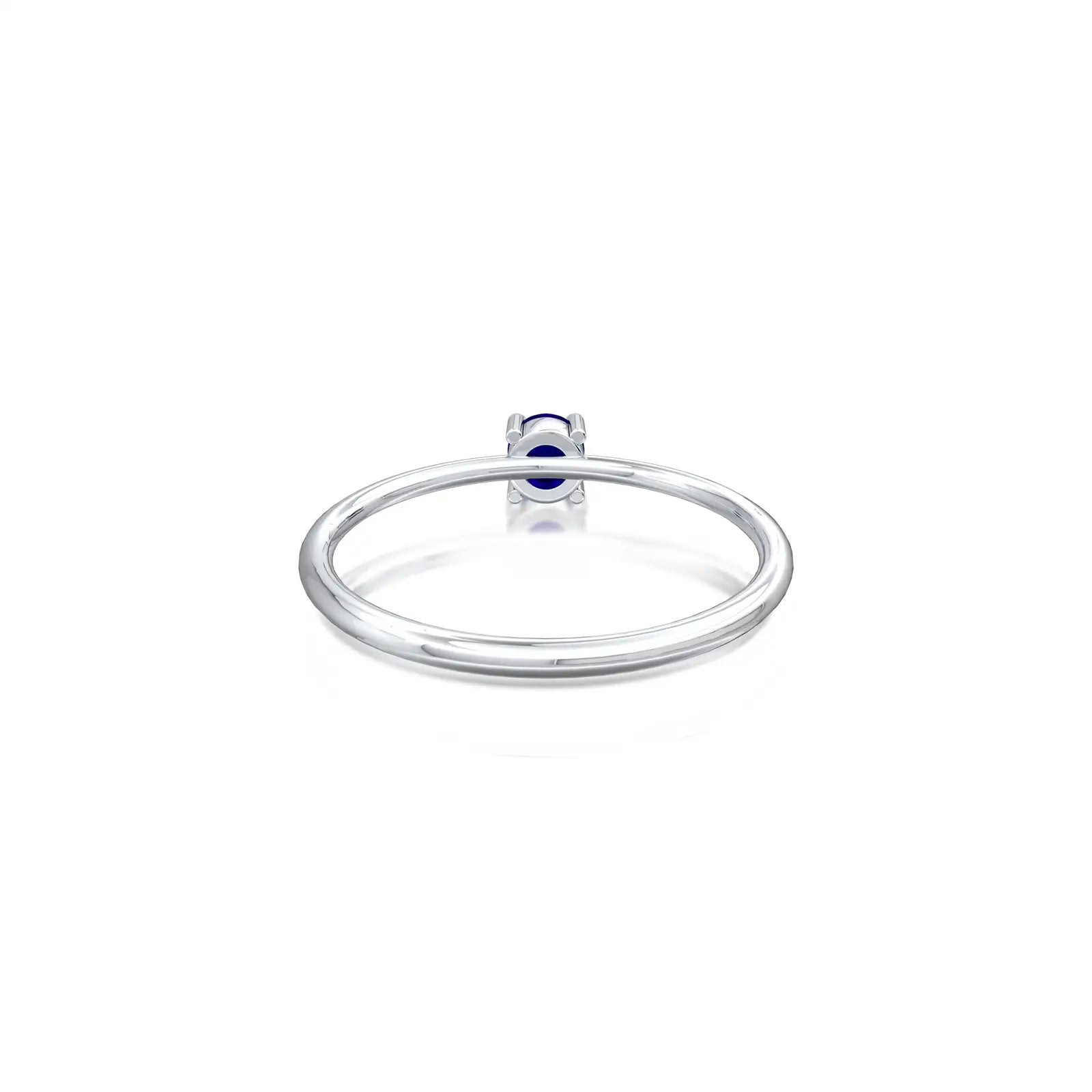 The classic sapphire setting of the Lan 蓝 ring makes it a charming choice for daily wear.