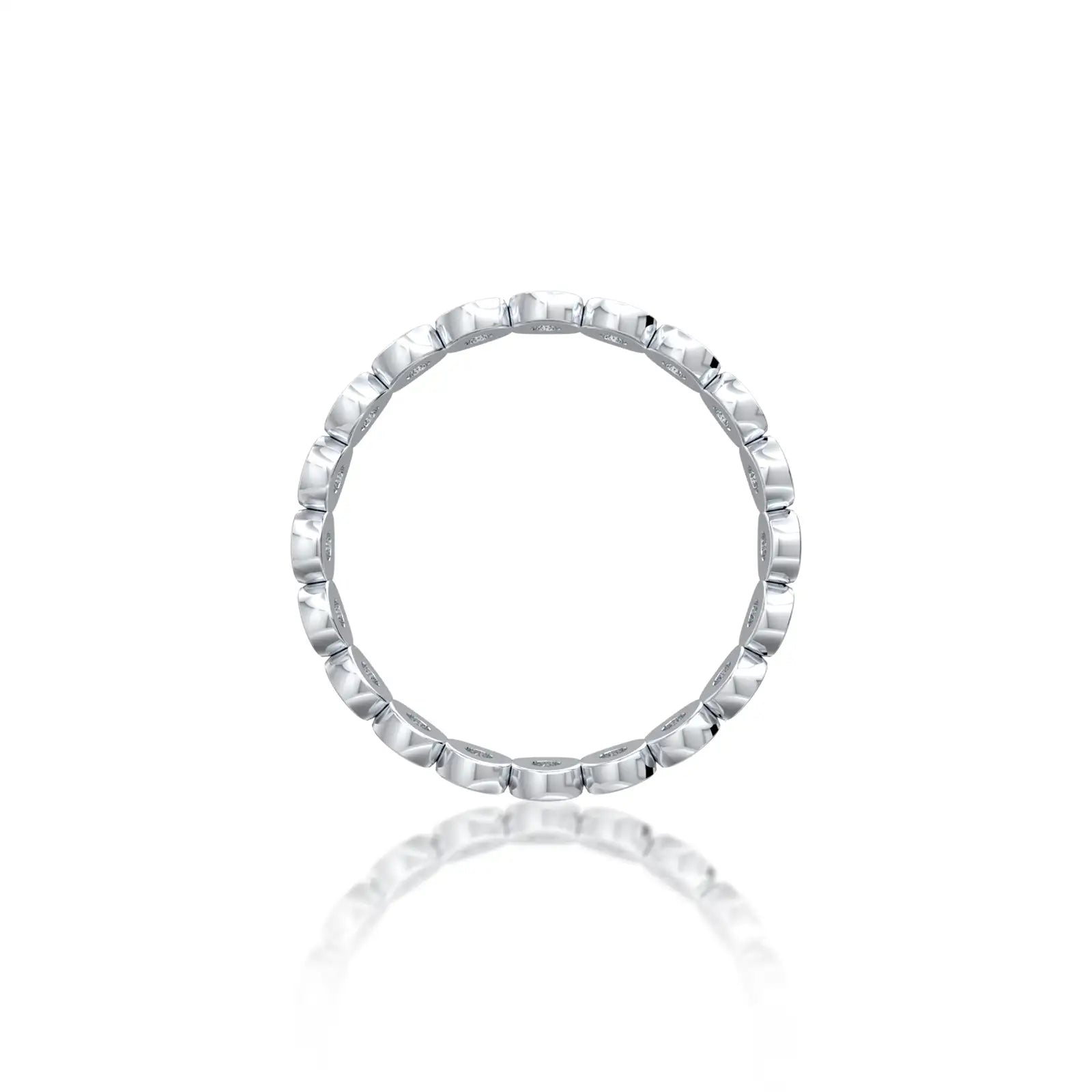 Beautiful and glamorous, the Yuan 缘 bezel ring is a fashion-forward favorite for modern women.
