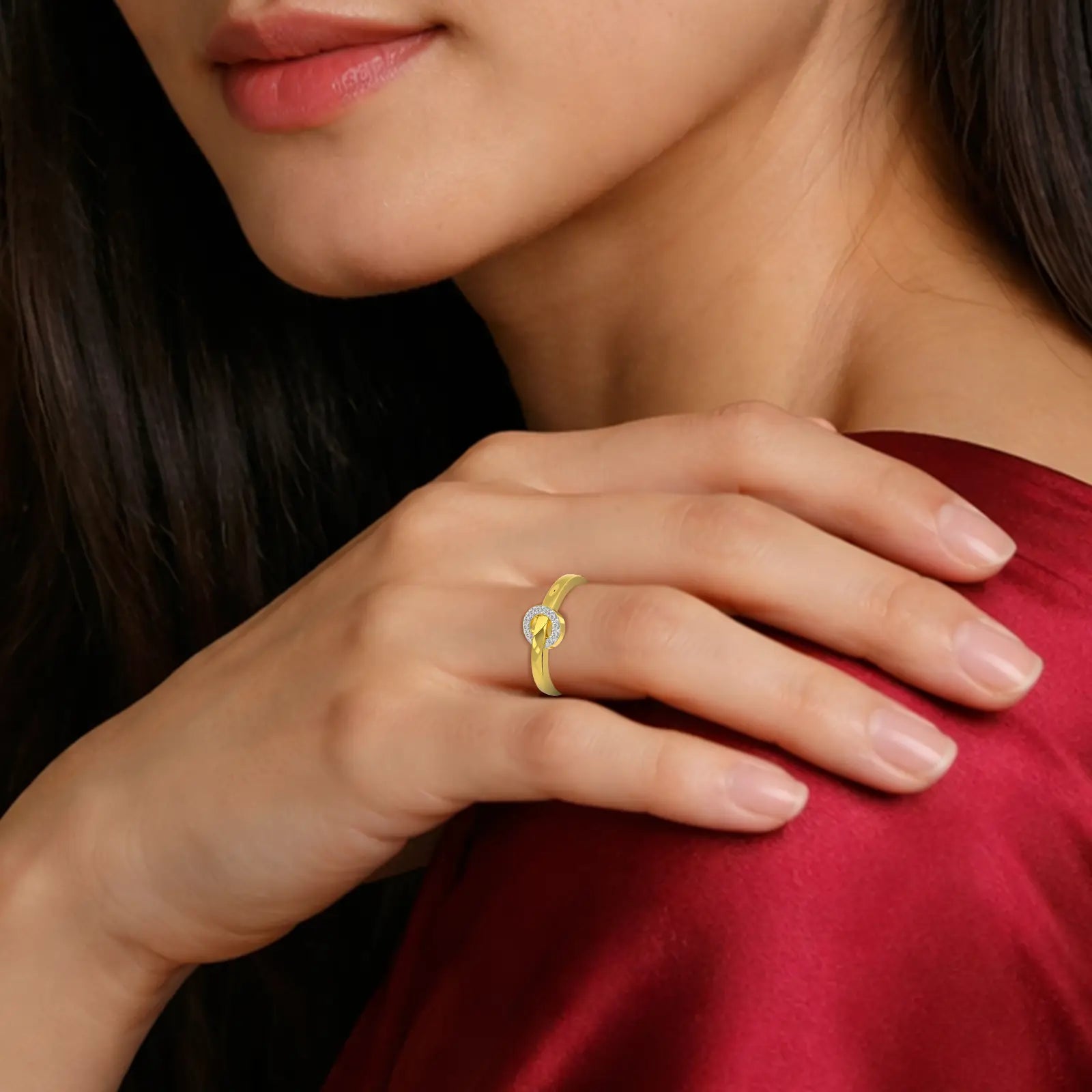 Gleaming loop diamond ring model image